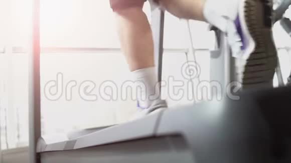 运动员腿在健身房跑步机上跑步目标导向耐力视频的预览图