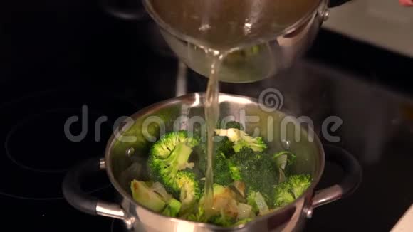 厨师在一锅蔬菜中加入调味料视频的预览图