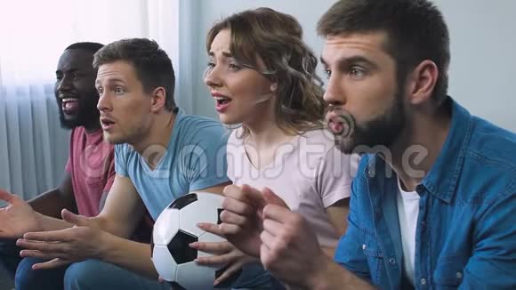 足球迷们为最喜爱的球队赢得冠军而欢呼慢声视频的预览图