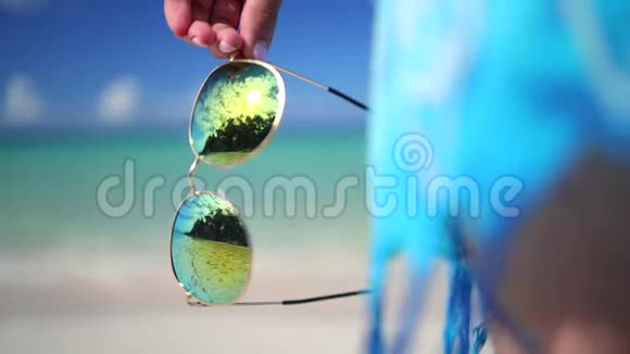 暑假海滩度假性感的女人穿着比基尼和围巾白沙蓝天和水晶海热带天堂岛视频的预览图