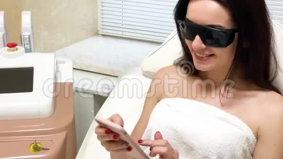 皮肤护理美容师做激光脱毛视频的预览图