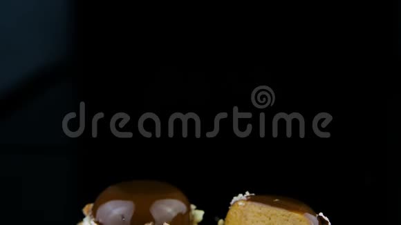 全场全景和半片法式迷你摩丝糕点甜点上面覆盖着巧克力釉视频的预览图
