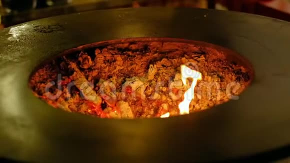 燃烧煤炭带热煤的黄铜用木炭煮食物视频的预览图