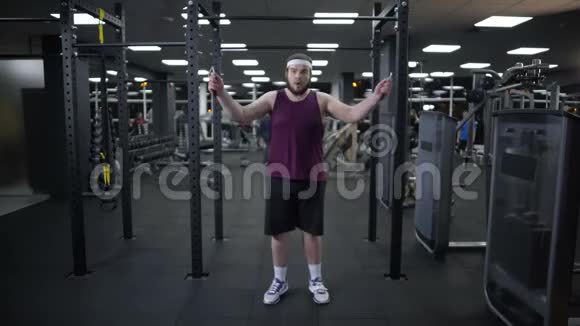 胖子跳绳积极参加体育运动减肥健身视频的预览图