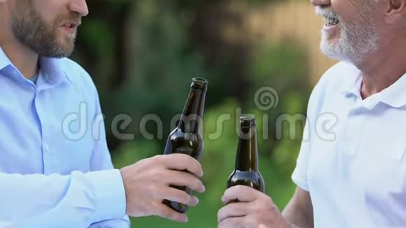 两个男人喝啤酒长期酿造的传统更远的和儿子说话视频的预览图