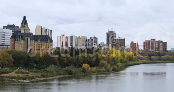 萨斯卡通加拿大市中心4K河视频的预览图