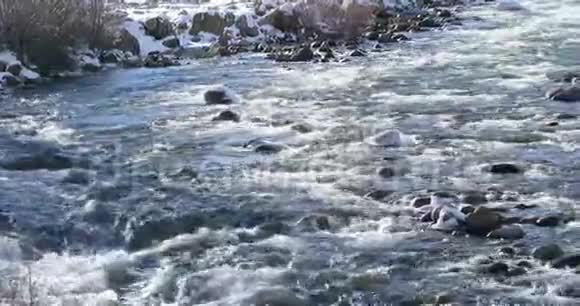 4K科罗拉多州伊西湖溪冰雪覆盖岩石视频的预览图
