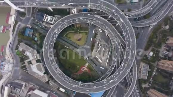 圈南浦路路口交通圈中国上海高空垂直俯视图视频的预览图