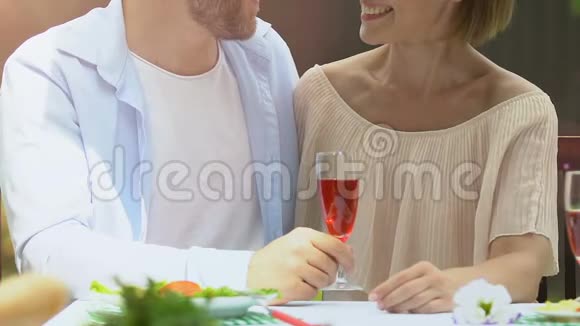 幸福的妻子和丈夫拥抱聊天享受家庭晚餐的时光视频的预览图