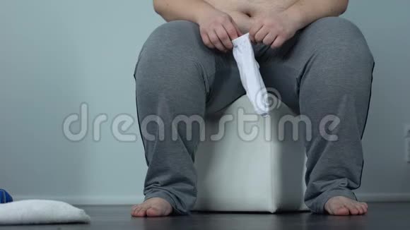 肥胖男性几乎不穿袜子缺乏体育活动久坐不动的生活方式视频的预览图