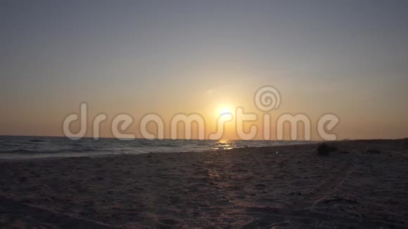 夕阳西下的海面和荒芜的海滩视频的预览图