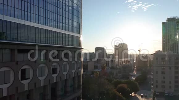 位于洛杉矶市中心洛杉矶街之间的空中飞机加州普拉斯金融区视频的预览图