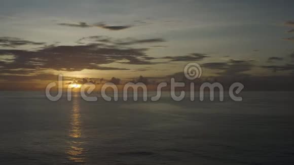 加勒比海大特克海面上日落的空中慢镜头视频的预览图