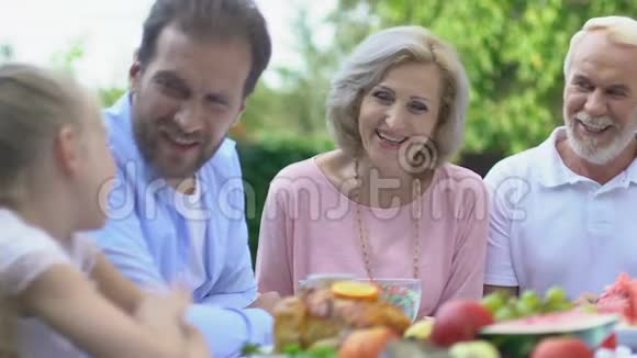 一家人一起吃晚饭和祖父母在一起在一起视频的预览图