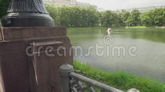 城市街道池塘的维斯视频的预览图
