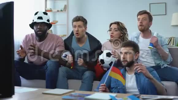 活跃的德国足球队球迷在家看电视比赛庆祝胜利视频的预览图