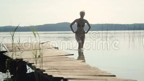 一个女人在水里沿着湖走视频的预览图