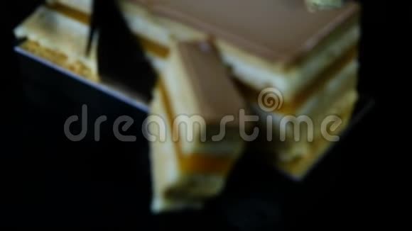 多层焦糖蛋糕切片的特写焦点视频的预览图