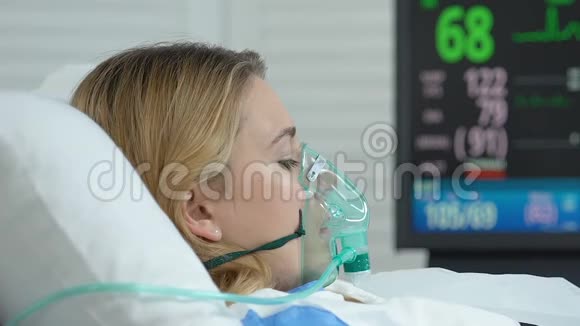 女病人带氧气面罩躺在病床上急诊视频的预览图