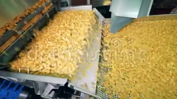 大量的马铃薯薯片正沿着传送带移动薯片的生产视频的预览图