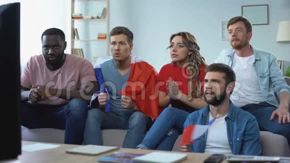 法国球迷在家里看电视比赛欢呼雀跃视频的预览图