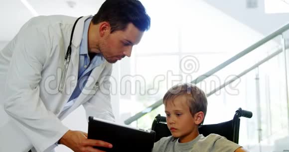 医生出示数码平板电脑让男孩残疾视频的预览图