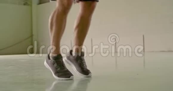 年轻人在健身运动中做跳跃运动双腿细节Grunge工业城市视频的预览图