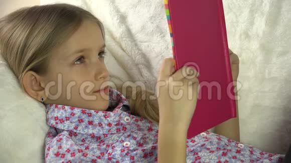 沙发女孩儿童画像床上学习儿童脸读本视频的预览图
