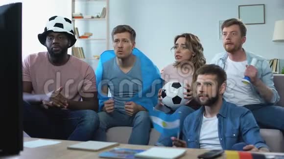 多种族的阿格伦丁朋友在家看比赛庆祝进球视频的预览图