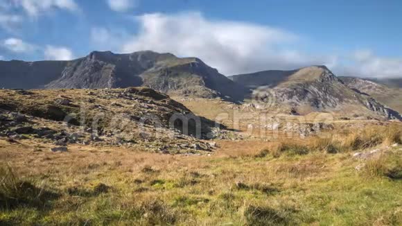 英国北威尔士阳光秋日的奥格文山谷视频的预览图