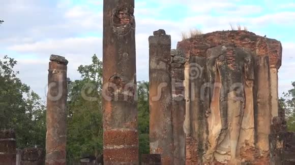 早上在一座古老的佛寺废墟上的泰国Sukhothai视频的预览图