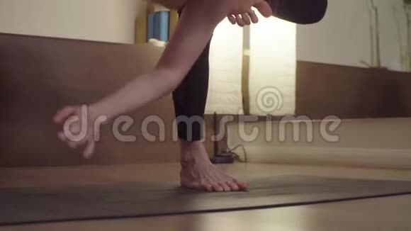 女人练习瑜伽保持平衡视频的预览图
