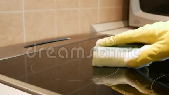 平板滚刀清洗海绵与洗涤剂清洗电炉的滚刀视频的预览图