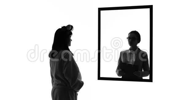 悲伤的孕妇照着镜子想象着自己和男人一起成功的女人视频的预览图