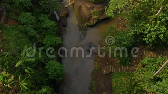 巴厘岛UbudPuraGunungLebah寺周围热带河流的空中拍摄视频的预览图