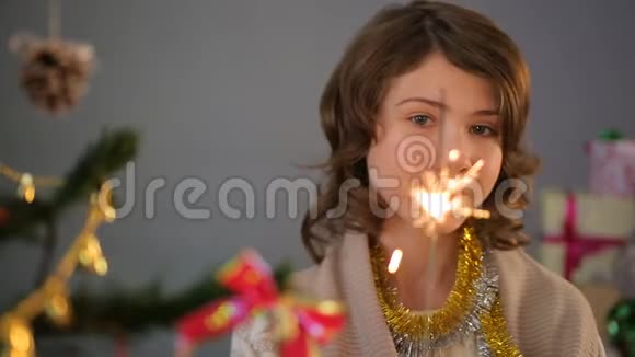 可爱的小女孩看着闪闪发光的星星许愿圣诞节视频的预览图