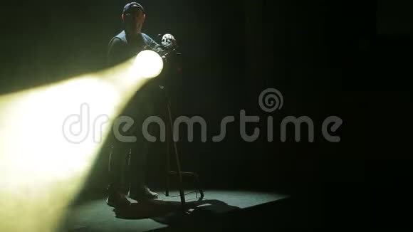 照明器的人引导光线从剖面投影仪从下向上对角线方向视频的预览图
