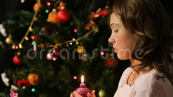 孩子们吹灭装饰好的圣诞蜡烛许下愿望创造神奇的时刻视频的预览图