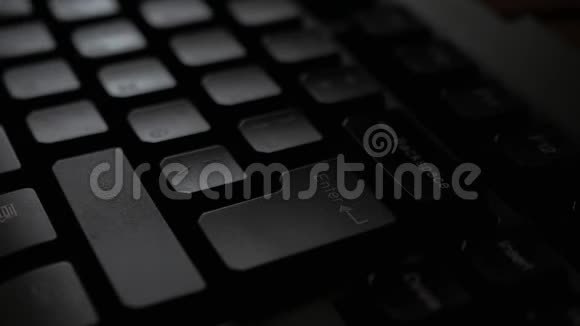输入键盘按Enter键双手在黑暗的办公室键盘上打印视频的预览图