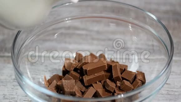 喷热奶油做巧克力酱甘纳奇是一种糖霜或糕点的馅料以及巧克力制成的釉料视频的预览图