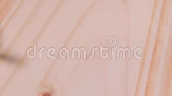 亚麻籽从上面落在木桌上视频的预览图