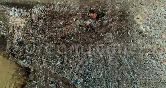 一个巨大的垃圾场的全景海鸥在垃圾堆上盘旋储存的垃圾视频的预览图