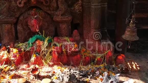 有雕塑和蜡烛的神殿印度教神庙室外有Ganesha雕塑和蜡烛视频的预览图