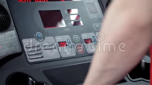 一个男人在健身房的跑步机上慢走视频的预览图