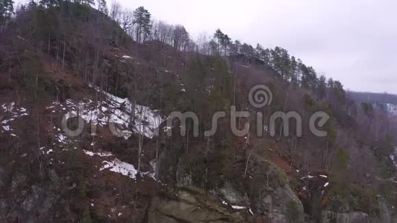 无人驾驶飞机降落在一座有森林的山峰上视频的预览图