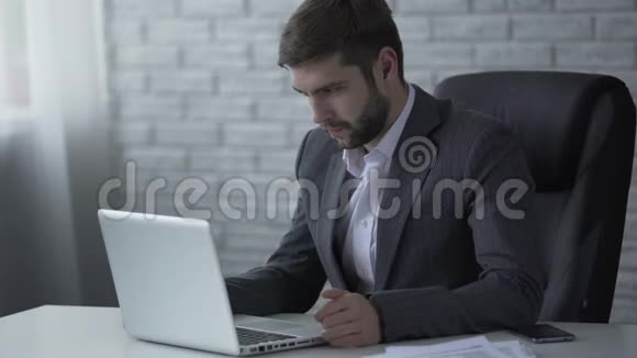 尊敬的人在笔记本电脑上打字与重要的商业客户沟通视频的预览图