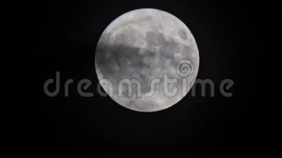 神秘的夜空与满月戏剧性的云彩在月光下从满月视频的预览图