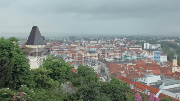 从著名的施洛斯贝格城堡山观看奥地利格拉茨城的全景视频的预览图