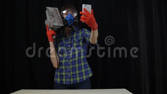 木匠用磨床在黑色背景上自拍视频的预览图
