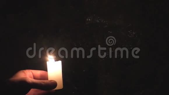 黑暗的矿井里有蜡烛视频的预览图